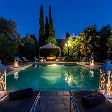 With Pool In The Vineyards In Lucca 빌라 *