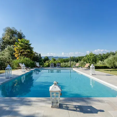 With Pool In The Vineyards In Lucca 빌라