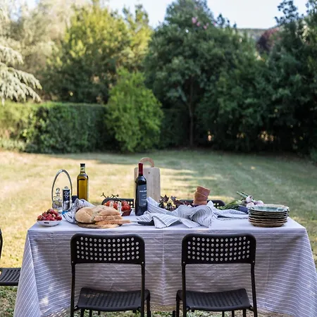 With Pool In The Vineyards In Lucca 빌라 *