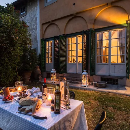 With Pool In The Vineyards In Lucca 빌라