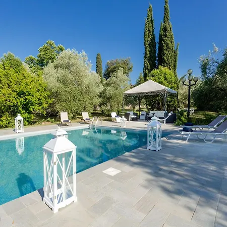 With Pool In The Vineyards In Lucca 빌라