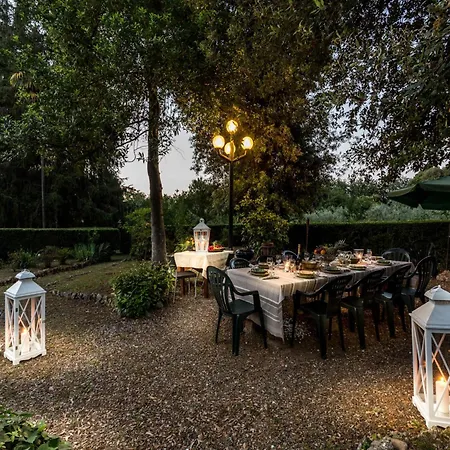 With Pool In The Vineyards In Lucca 빌라