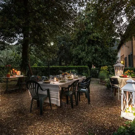 With Pool In The Vineyards In Lucca 빌라